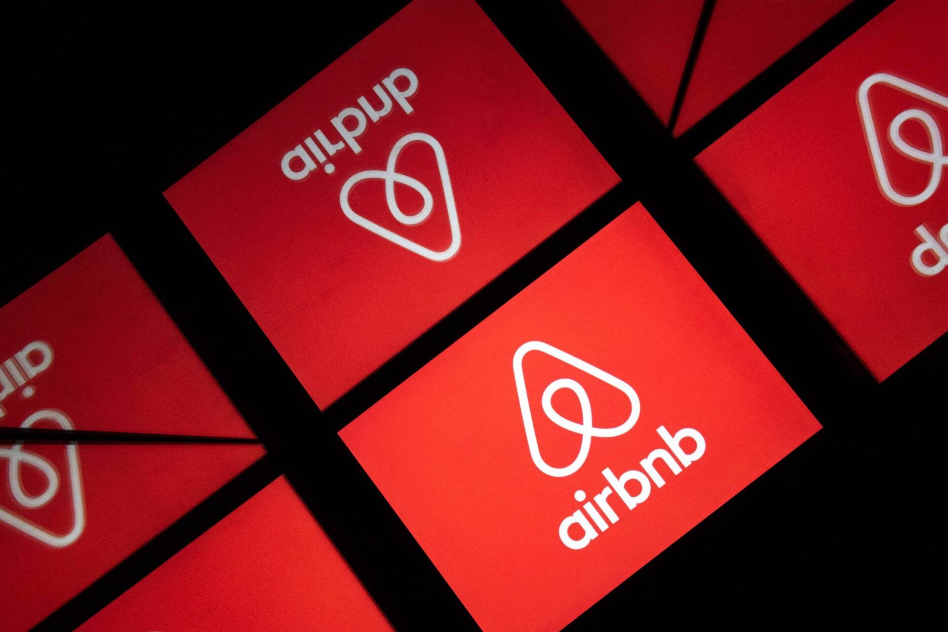Airbnb expande plataforma com hotéis e serviços para impulsionar crescimento em contexto de Mercado Imobiliário