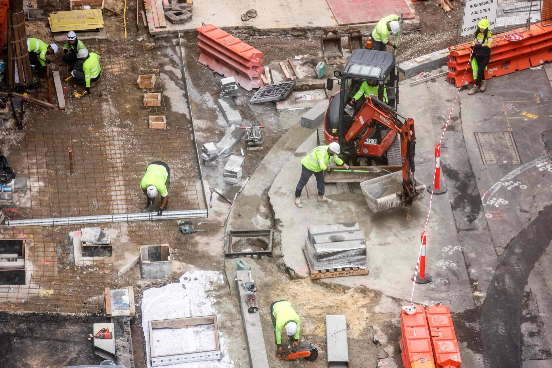 Conflito no Irã eleva custos de materiais e paralisa obras globais em contexto de Mercado Imobiliário