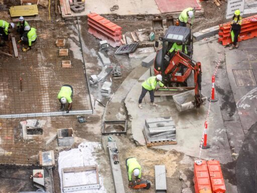 Conflito no Irã eleva custos de materiais e paralisa obras globais em contexto de Mercado Imobiliário