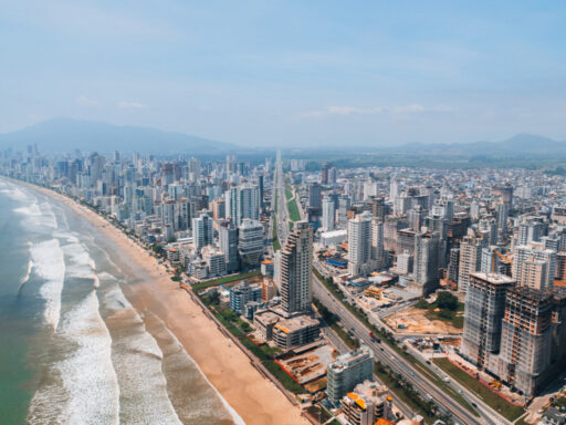 Itapema amplia faixa de areia na Meia Praia para conter erosão em contexto de Mercado Imobiliário