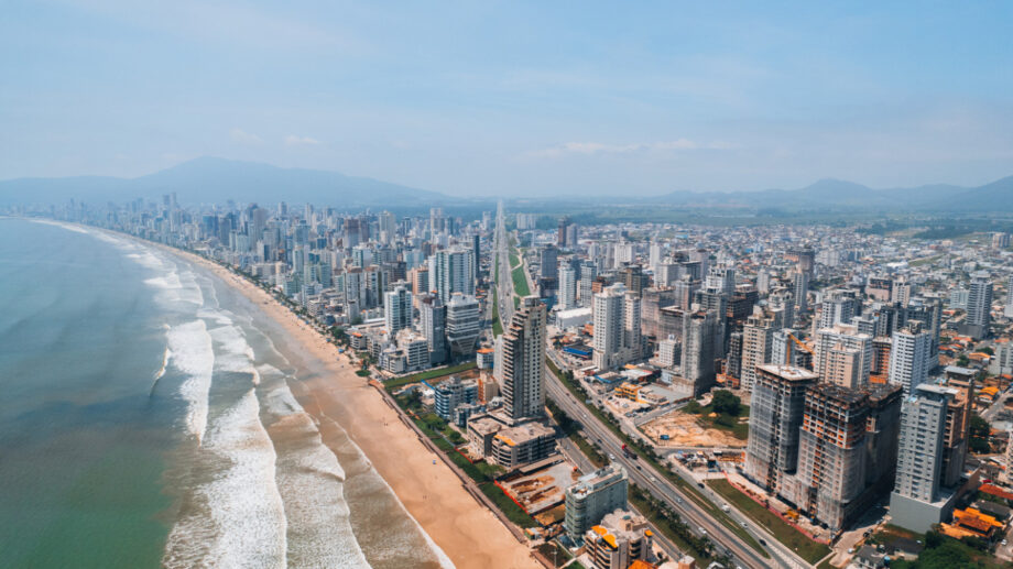 Itapema amplia faixa de areia na Meia Praia para conter erosão em contexto de Mercado Imobiliário
