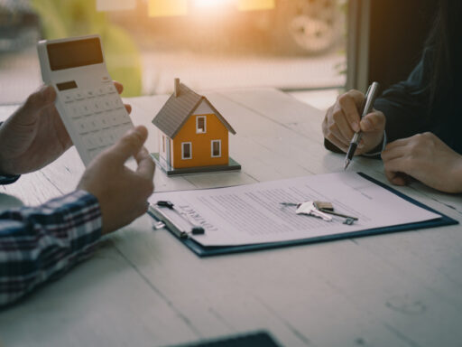 Venda de imóvel com desconto atinge 67% das transações no Brasil em contexto de Mercado Imobiliário