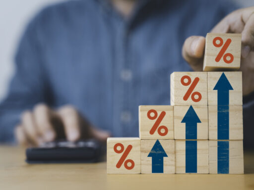 Juros altos no financiamento imobiliário elevam desistências de compra em contexto de Mercado Imobiliário