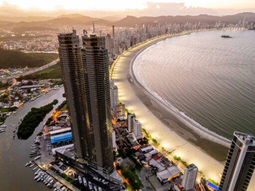 Litoral de Santa Catarina atrai celebridades e lidera mercado de luxo em contexto de Mercado Imobiliário