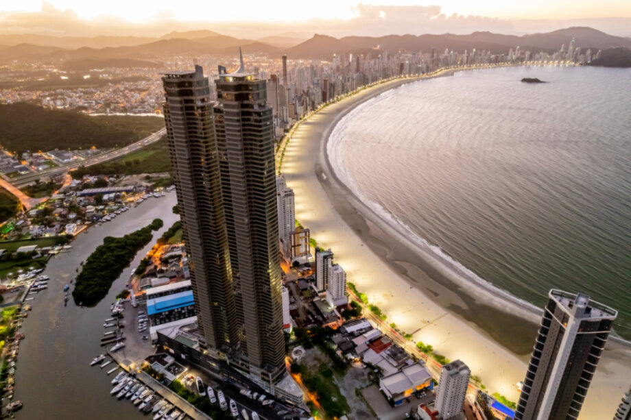 Litoral de Santa Catarina atrai celebridades e lidera mercado de luxo em contexto de Mercado Imobiliário